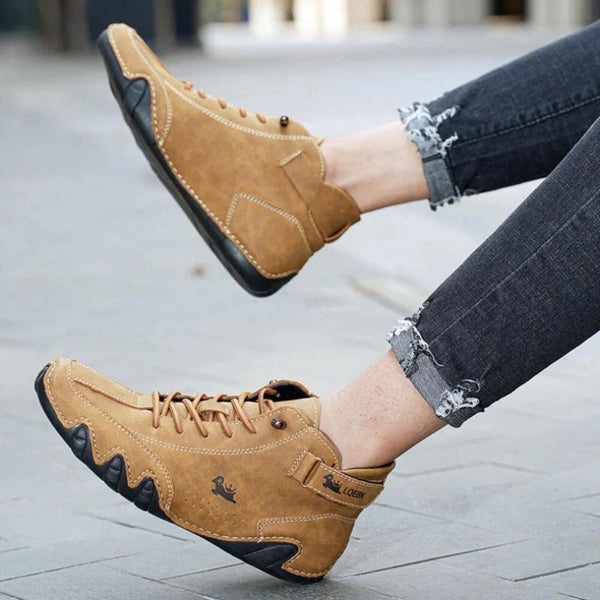 Seitenansicht der braunen Albert rutschfesten Lederstiefel von Weyer Mode – Stilvoll, bequem und langlebig.