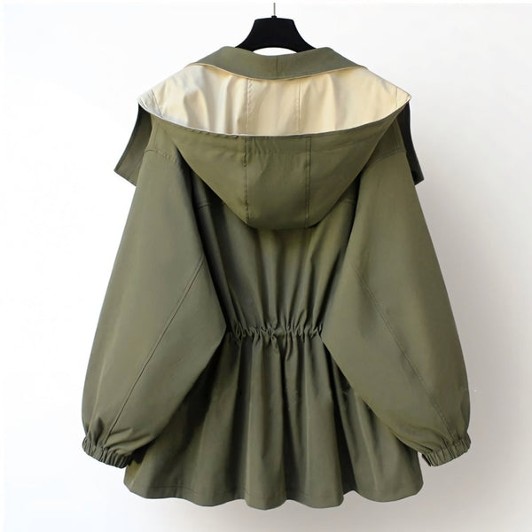 Rückansicht des Alina Trenchcoats in Grün mit Kapuze von Weyer Mode – Funktional und stilvoll für den Herbst.