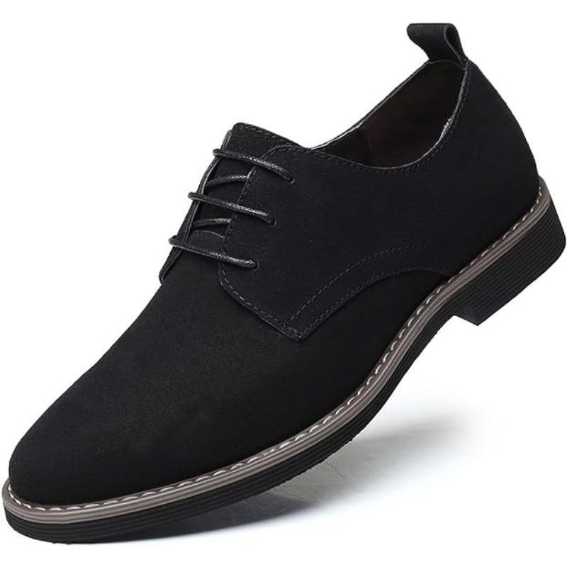 Mann trägt schwarze Wildleder-Schnürschuhe, perfekt für elegante Outfits.