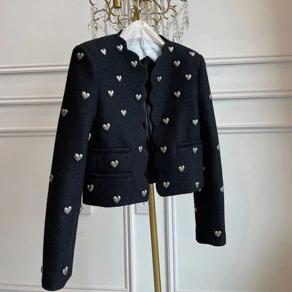 Damen Kurzjacke in Schwarz mit Herzdetails, tailliert geschnitten